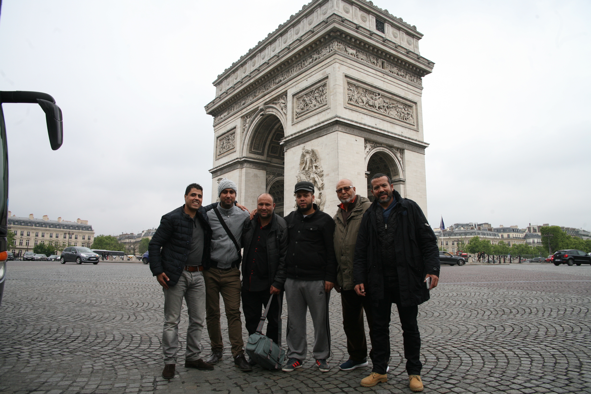 Voyage à Paris, photo des participants devant l'arc de triomphe